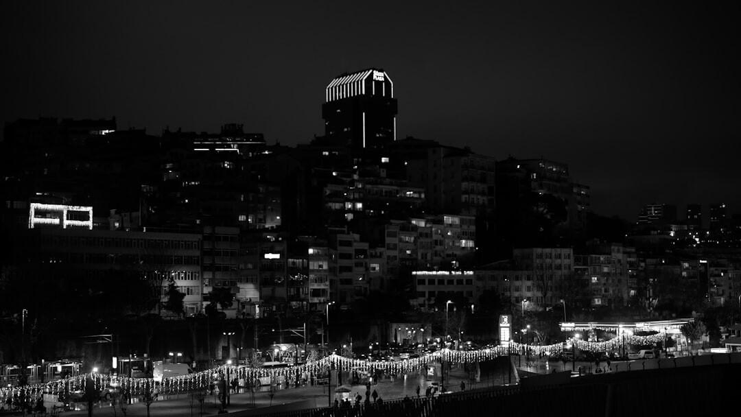 ONZE夜滑,城市燈光與雪道交織的絕美夜景